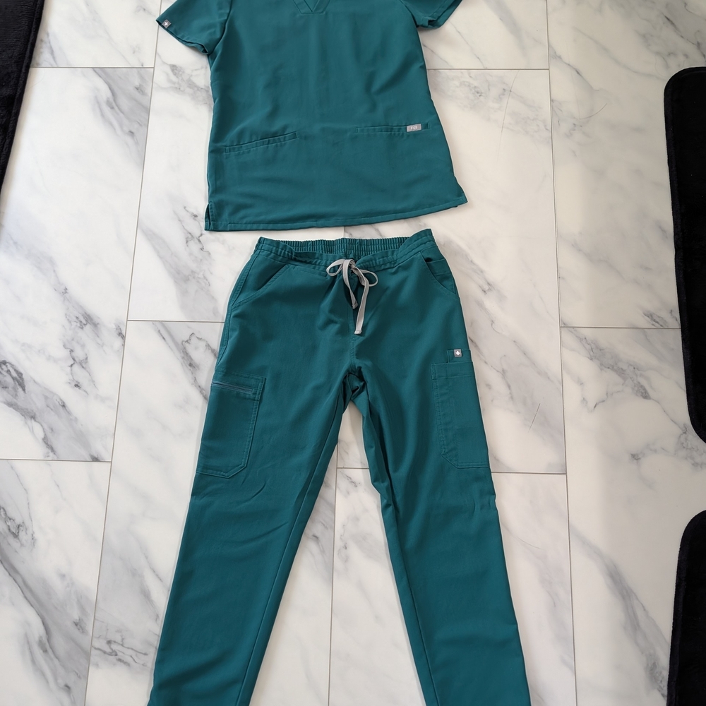 Figs Hunter Green Women's Scrub Set